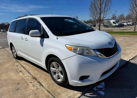 2012 Toyota Sienna Le 8-Passenger z USA, uszkodzony, nr VIN 5TDKK3DC7CS198702